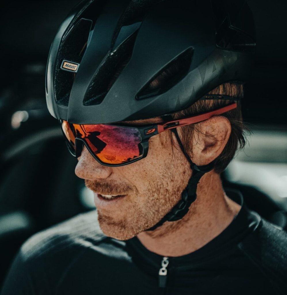 Afbeelding van een model die een Julbo fietsbril op sterkte draagt
