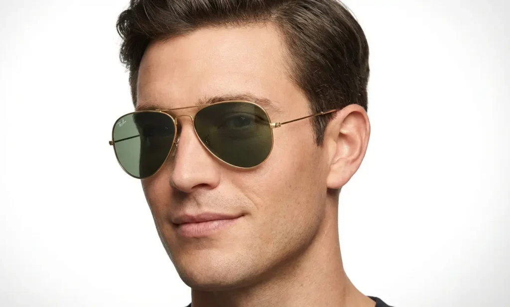 Model voor top 10 zonnebrillen voor 2026 die de Ray-BanAviatorLarge-MetalClassic-RB3025-001 draagt