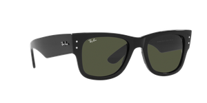 Schuinaanzicht van Ray-Ban Mega Wayfarer met dikke kunstofrand waar dikke glazen beter in weggewerkt kunnen worden